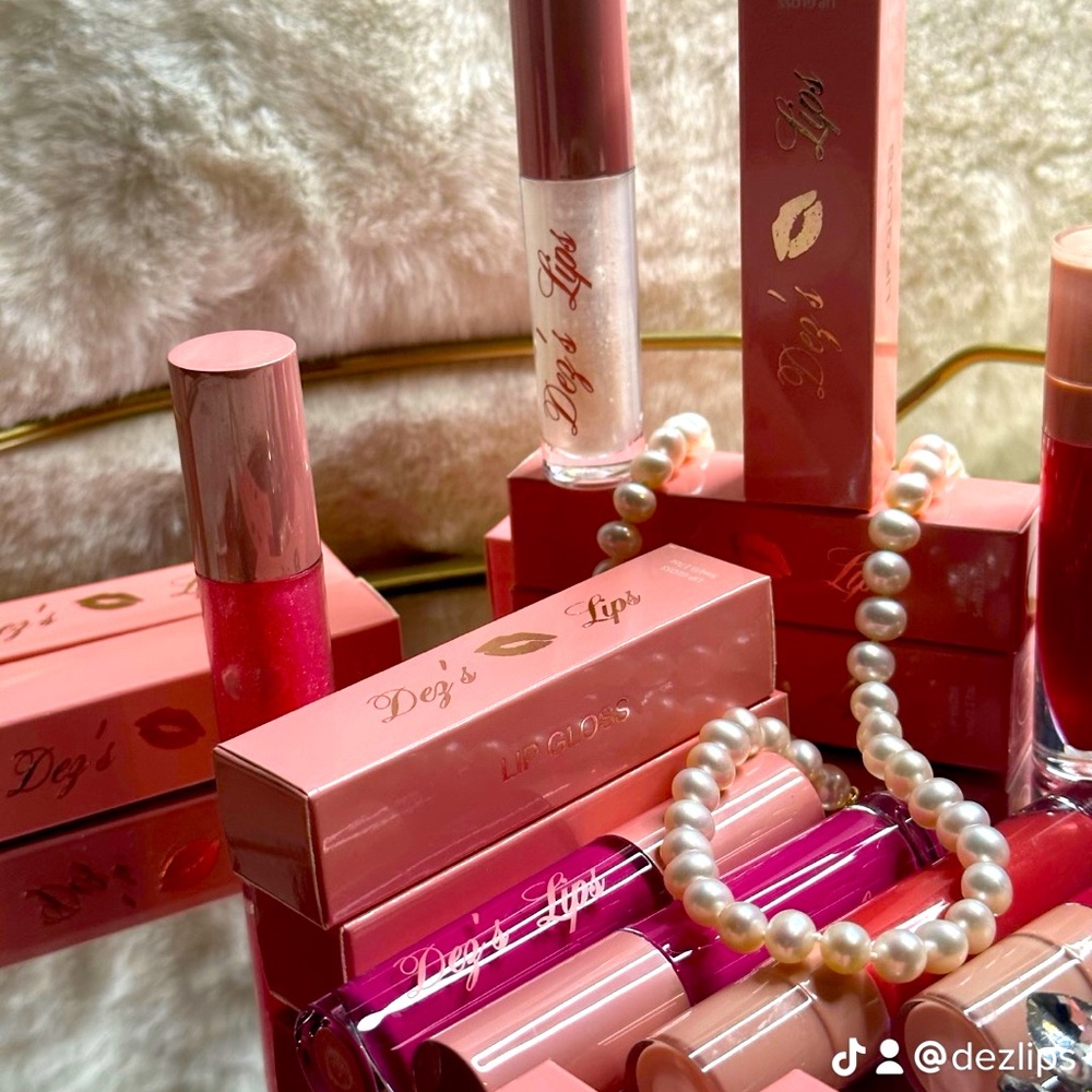 Dez’s Lips great quality lip gloss at a discount price (($13.00))